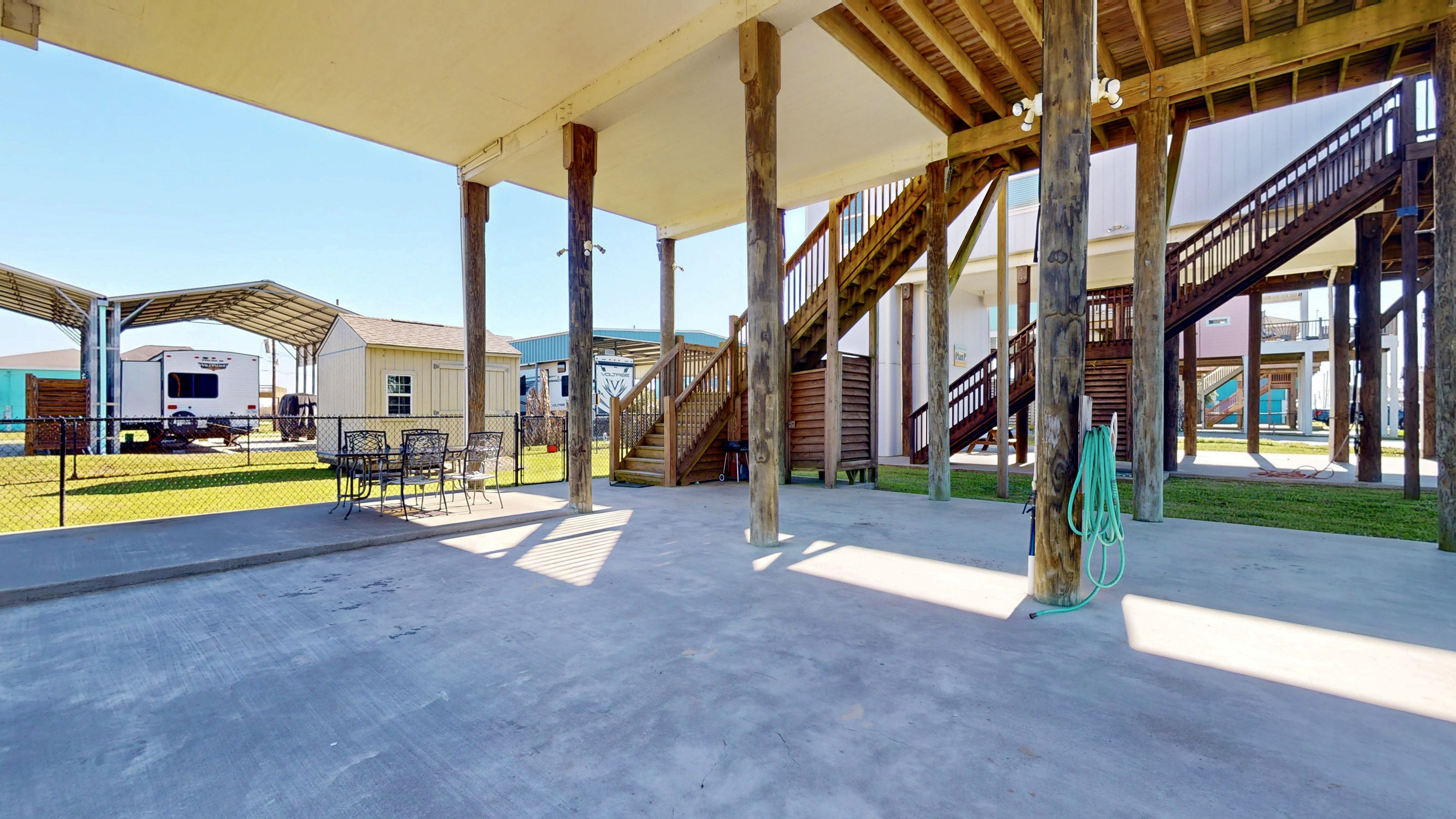 Just Lei'n Low | Photo 11