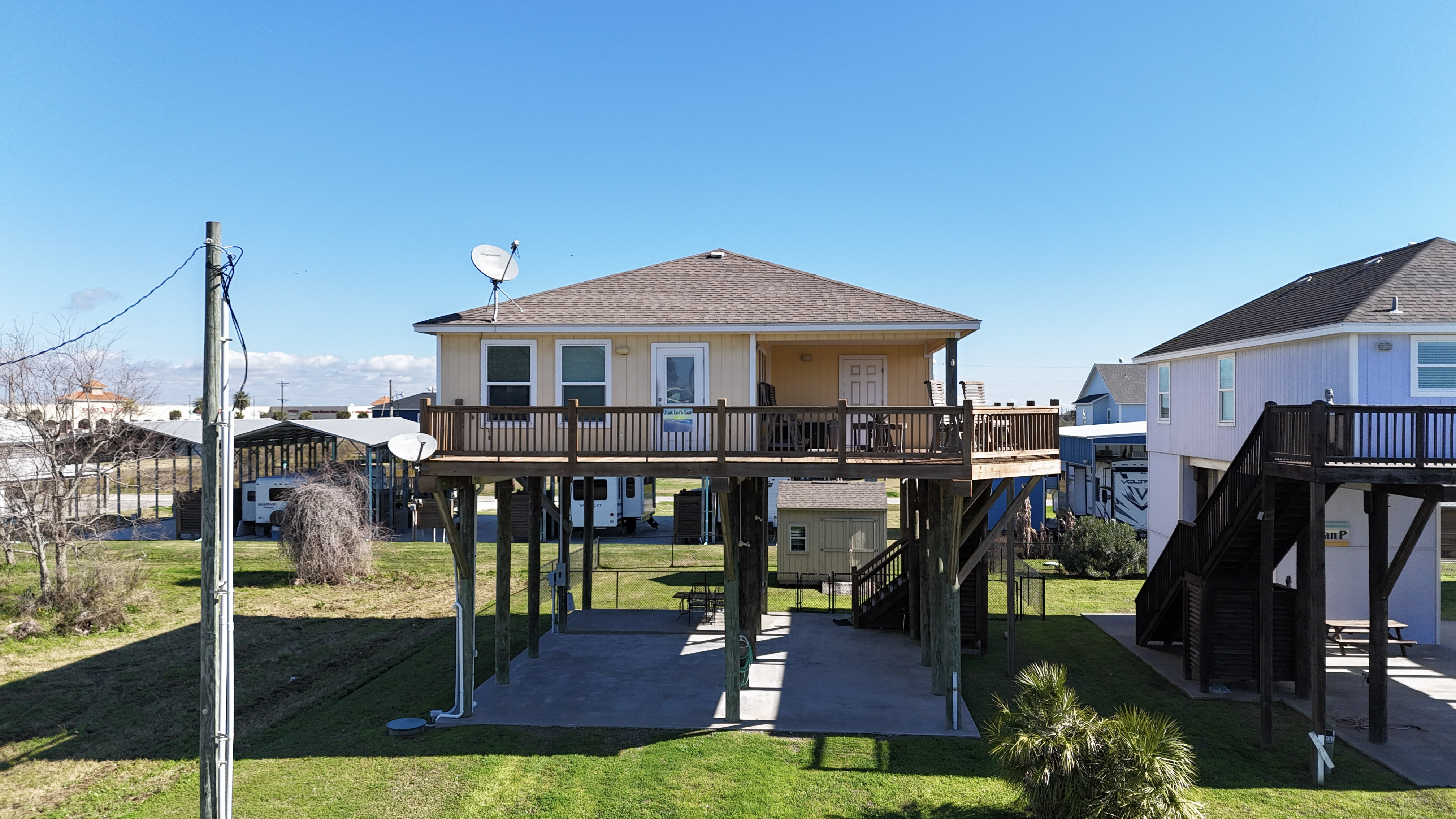 Just Lei'n Low | Photo 2