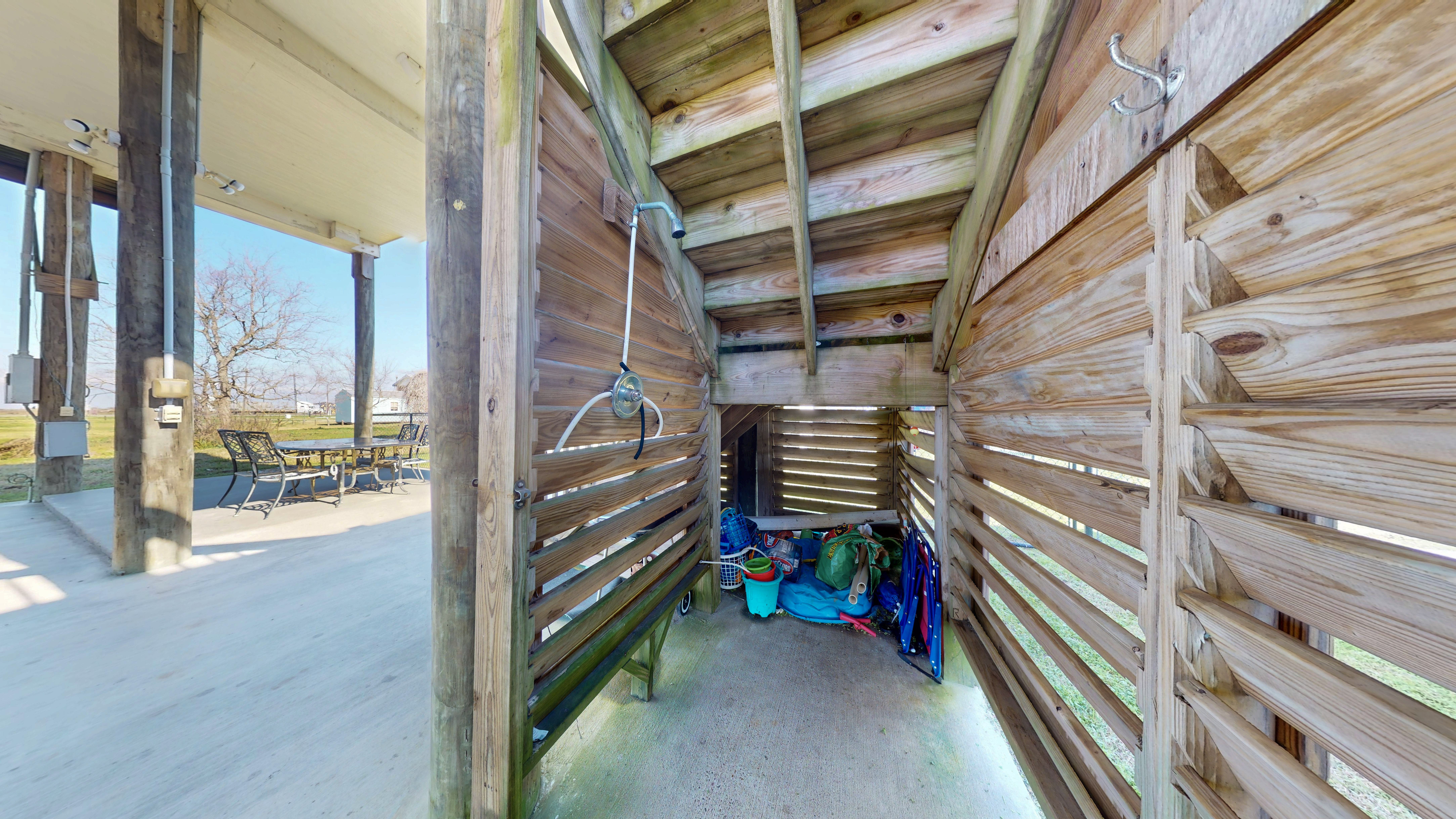 Just Lei'n Low | Photo 26