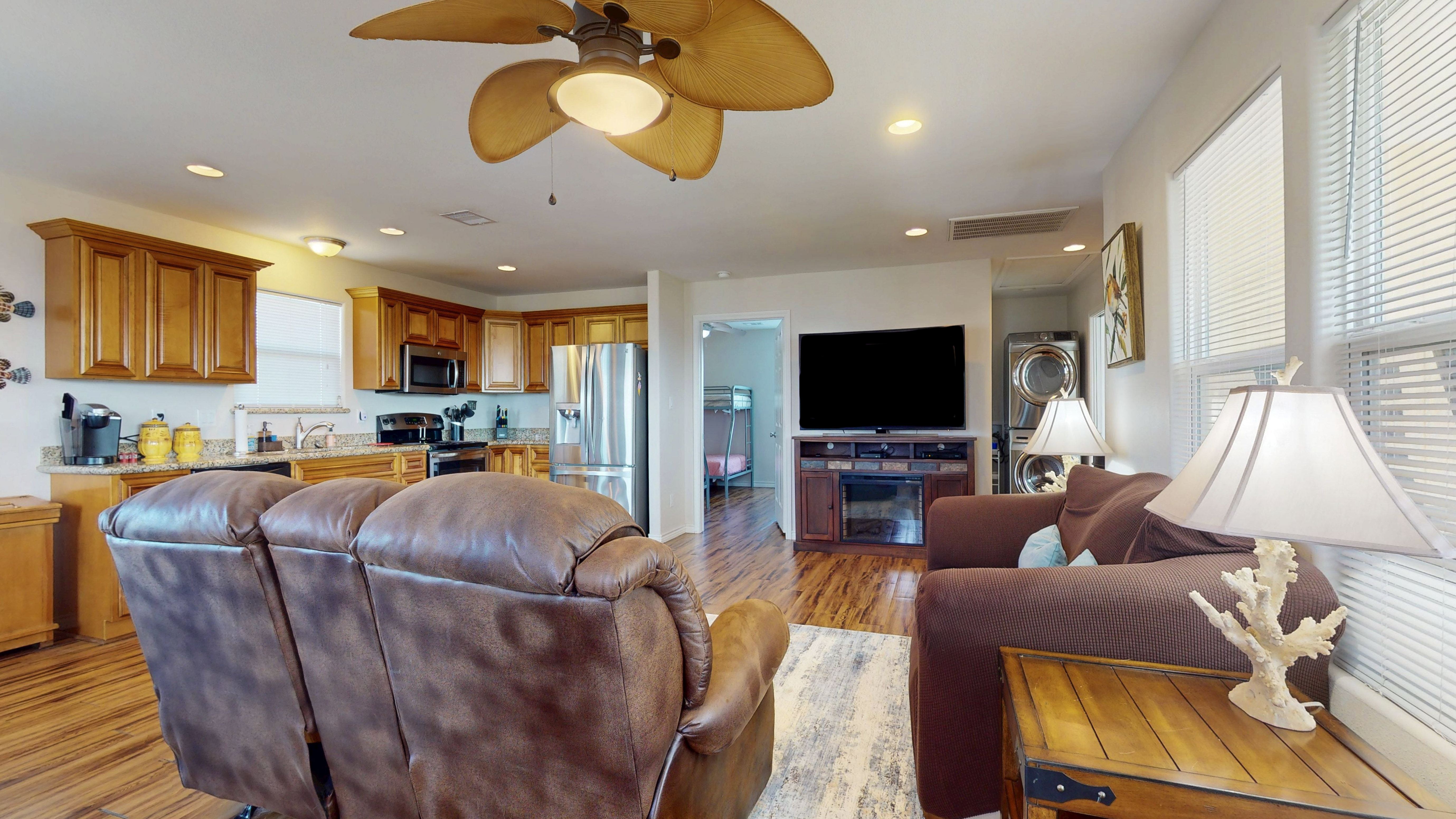 Just Lei'n Low | Photo 20