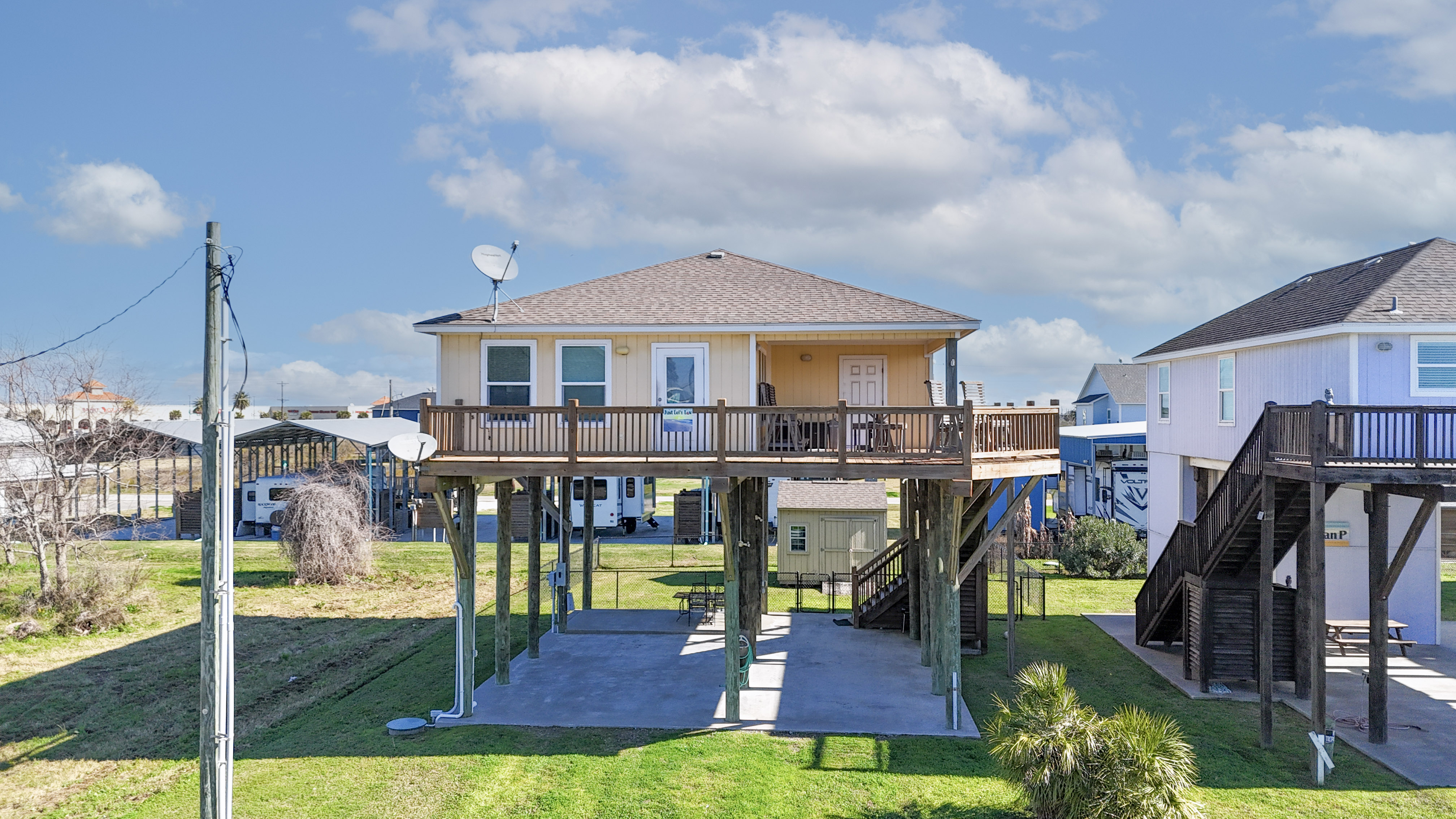 Just Lei'n Low | Photo 4