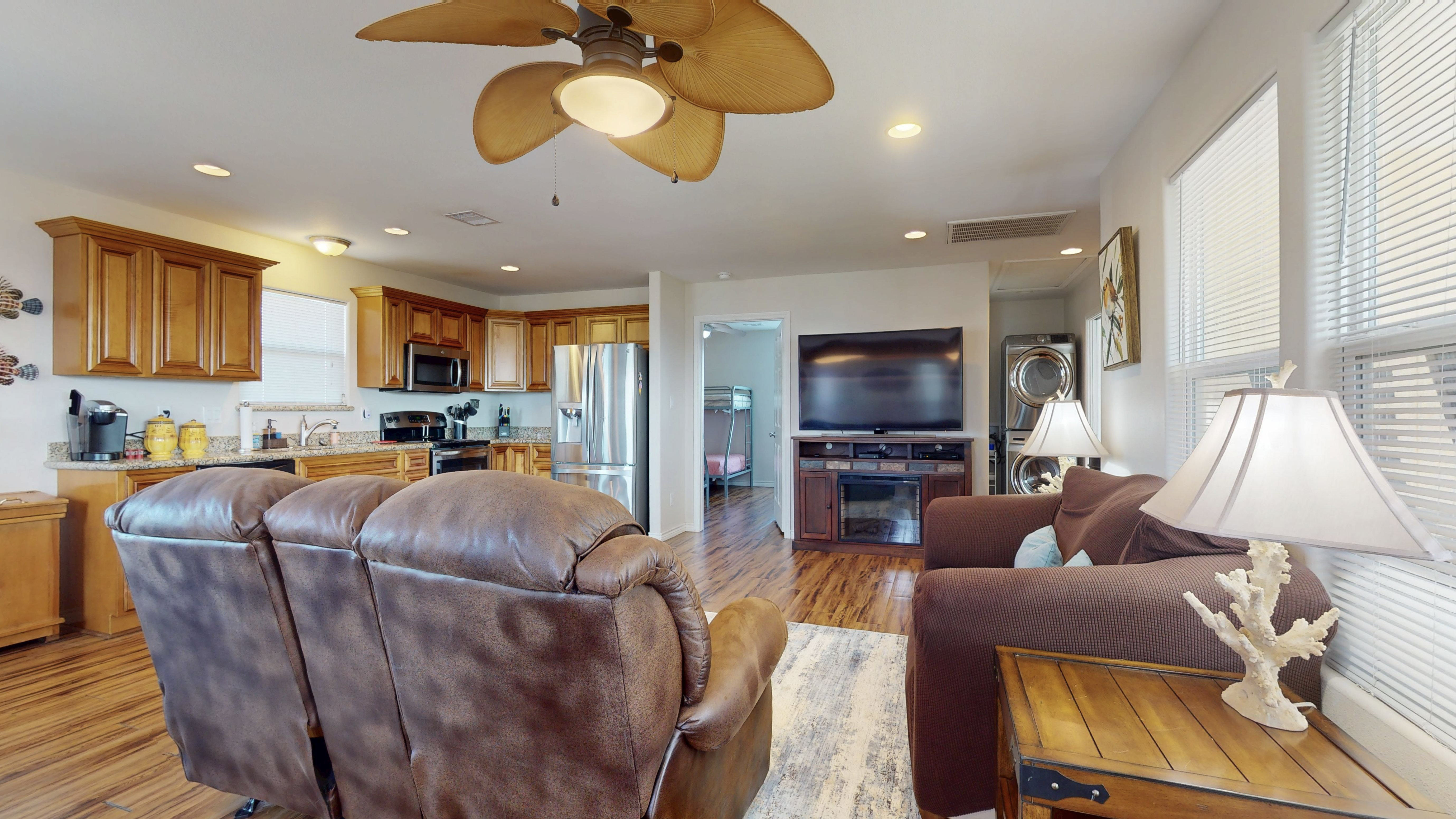 Just Lei'n Low | Photo 9