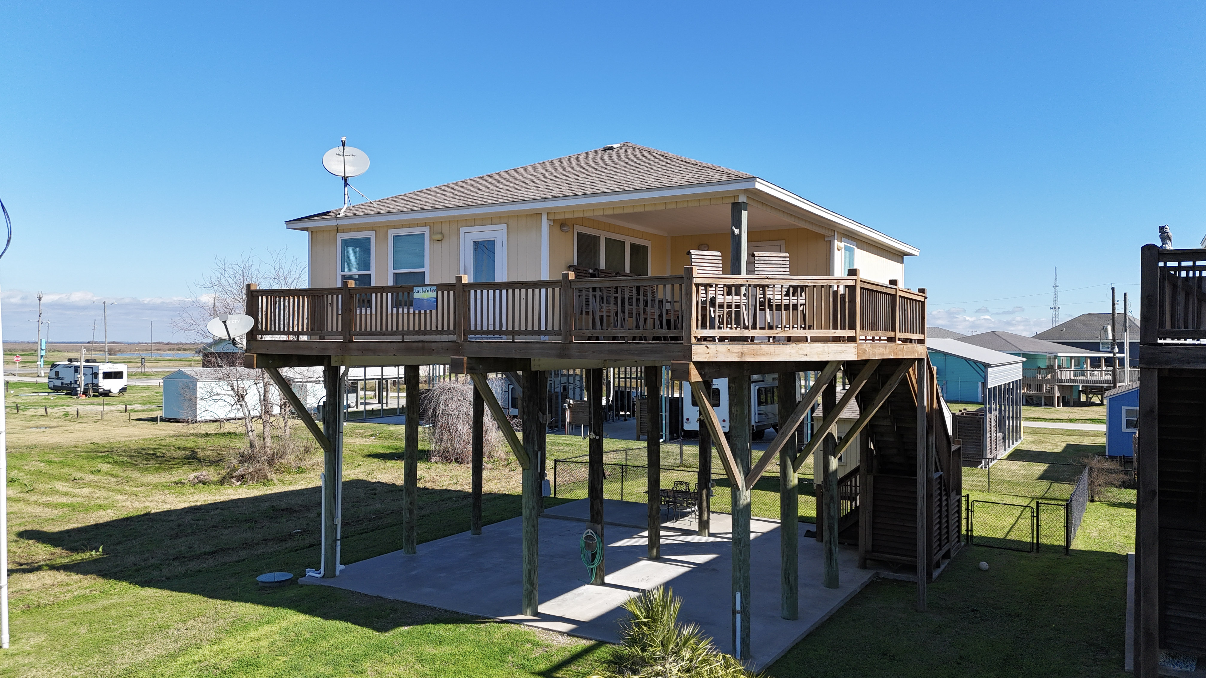 Just Lei'n Low | Photo 3