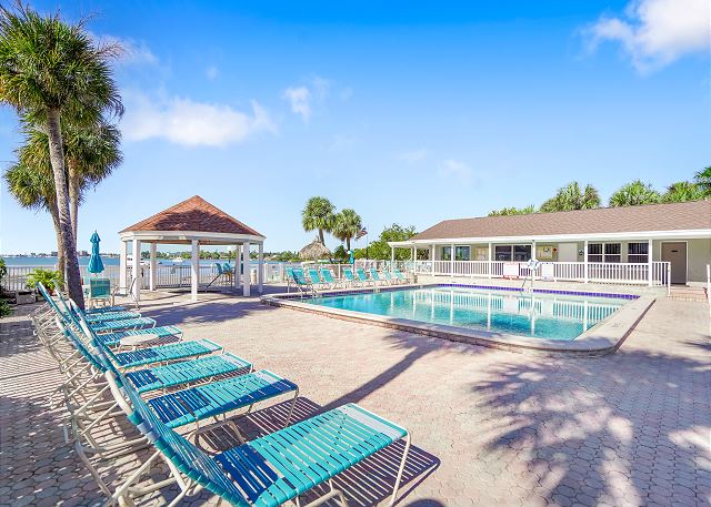 Bermuda Bay St. Petersburg Waterfront Pool 2/2 53J
