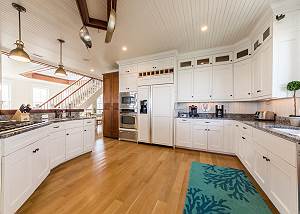 Huge kitchen, gas stove, plenty of workspace