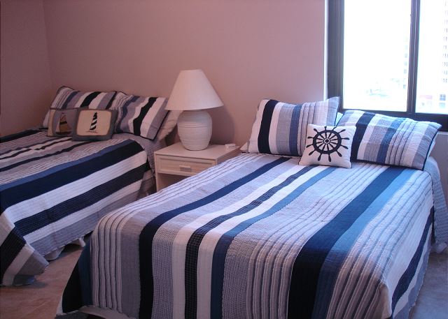 Guest room with 2 full beds