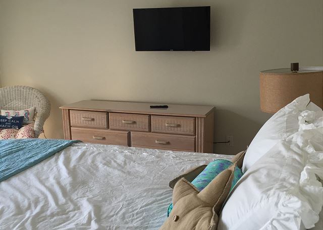 Guest queen room tv