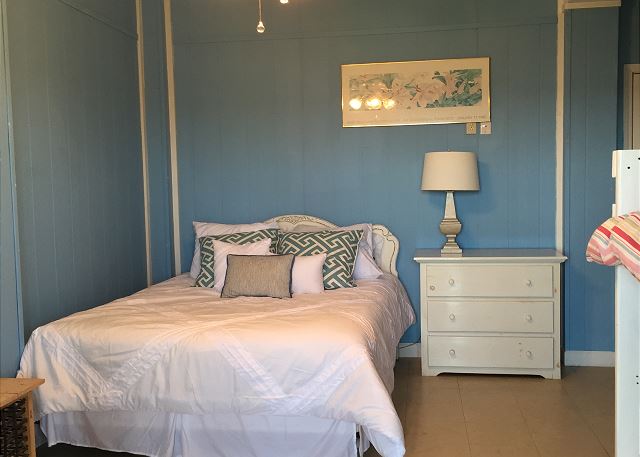 Queen bedding in downstairs w/bunkbeds