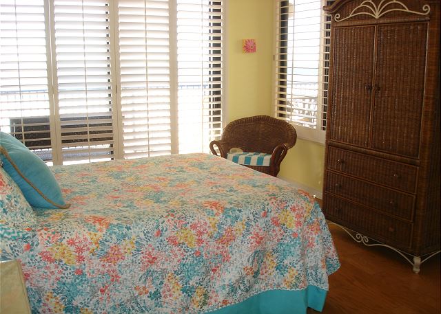 Guest queen bedding