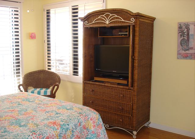 Queen guest room tv