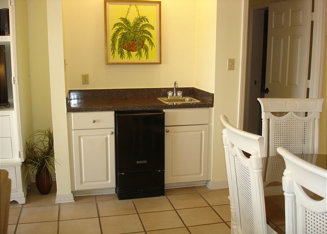 Wet bar w/ice machine
