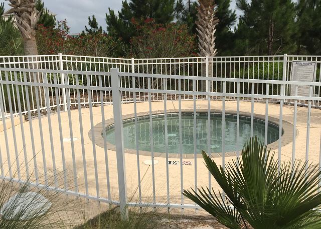 Whirlpool at the outdoor pool by the tennis courts