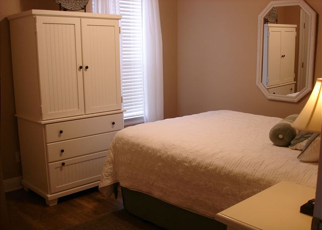 Main floor queen bedroom