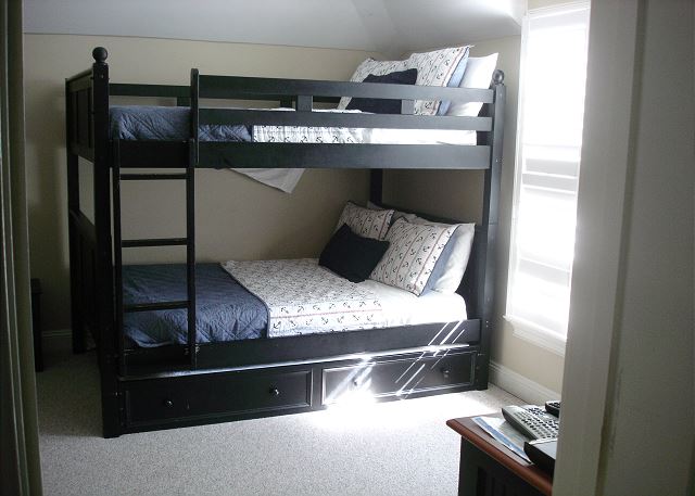Guest room queen bunkbeds