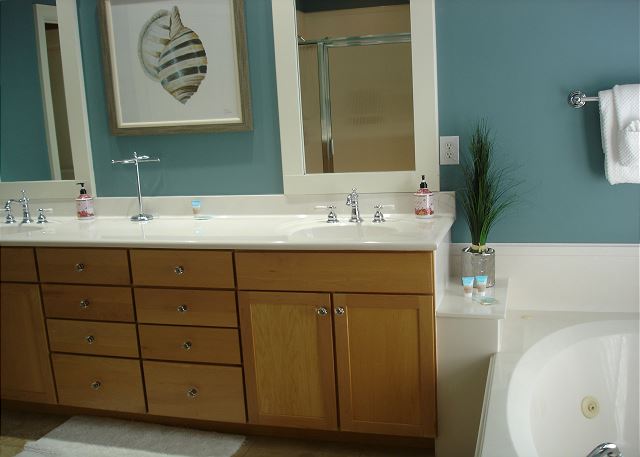 Garden tub and double vanity