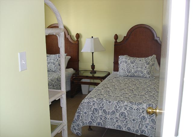 Guest room with twin beds