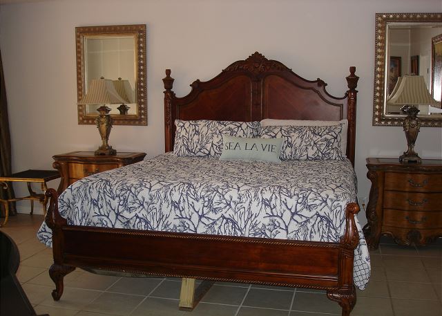 Master king bed