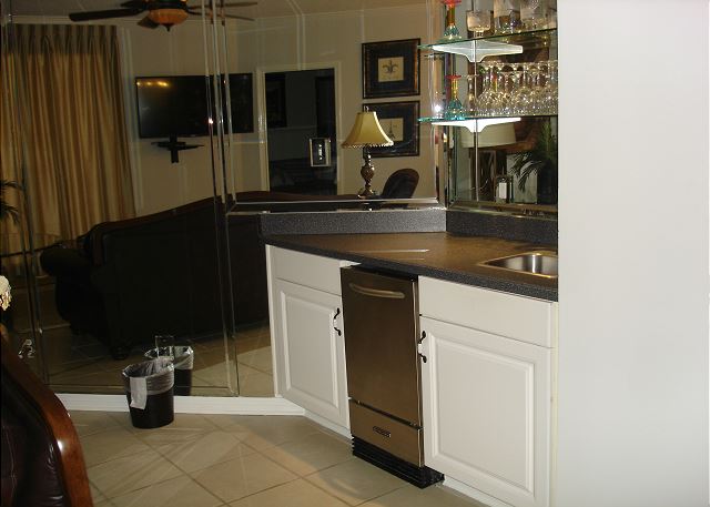 Wet bar w/icemaker