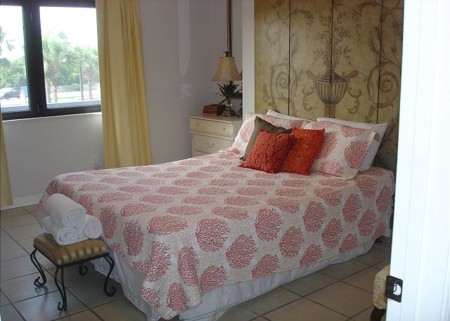 Guest room queen bedding