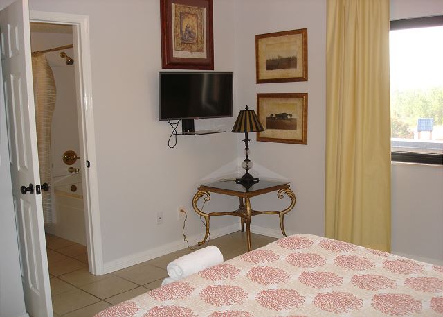 Guest room queen adjoining bath