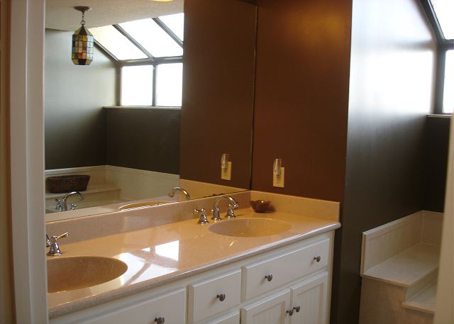 Adjoining master bath w/double sinks