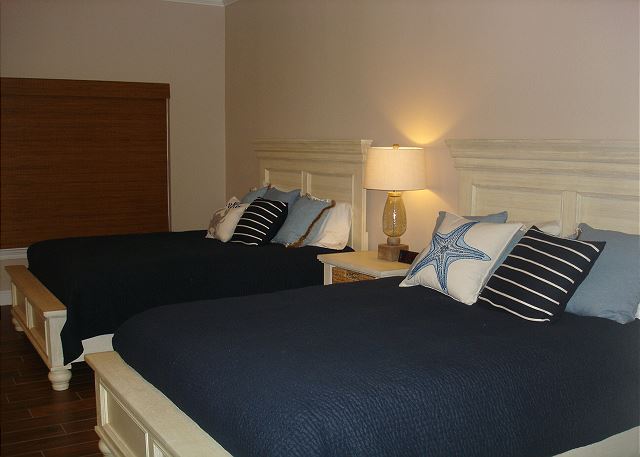 Guest room with 2 queen beds