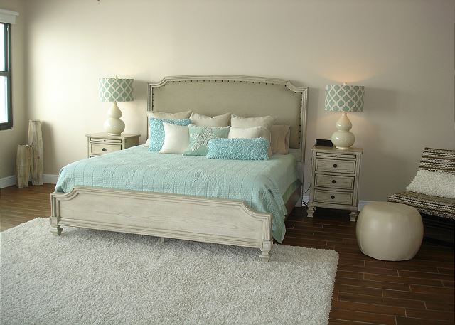 Master king bed