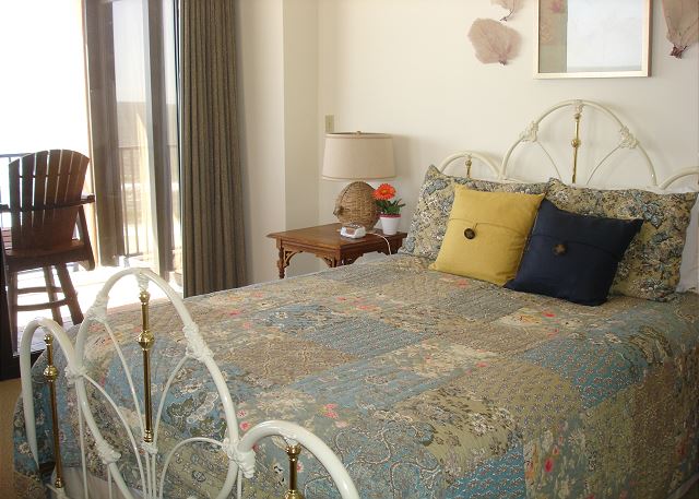 Guest queen bed