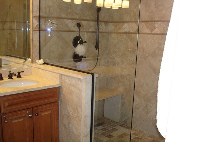 Master adjoining bathroom shower/w rainhead
