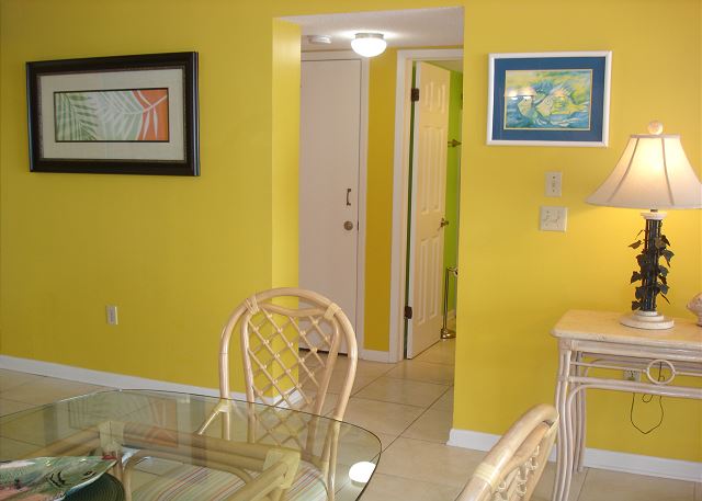 Hall to guest & bathroom