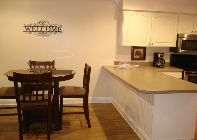 Dining table w/chairs