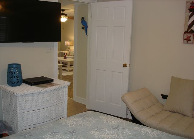 Guest room with single bedding