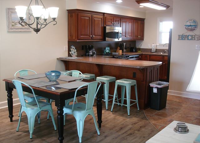 Dining table & bar area