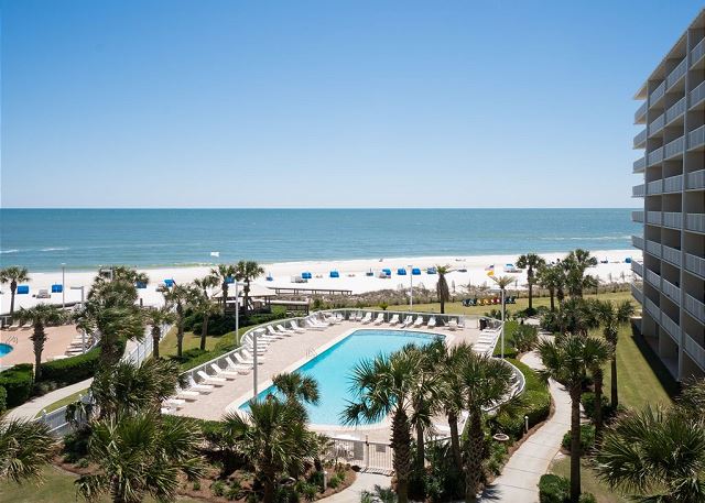 Outdoor pool between building 4 & 5