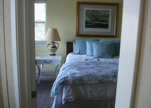 Main floor guest queen bedroom