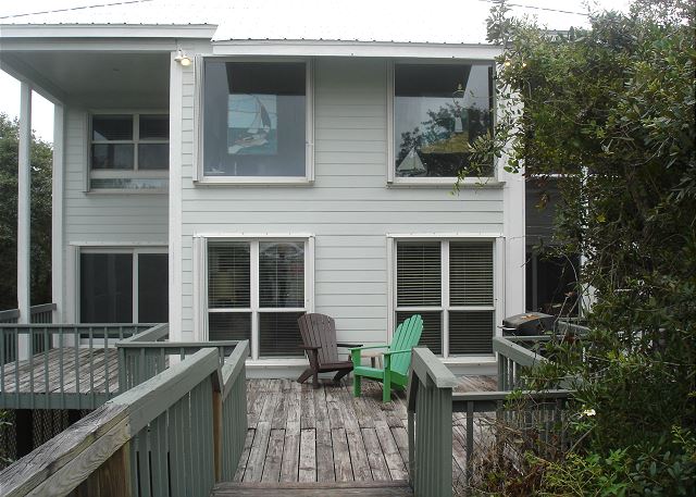 Front of house facing Ole River