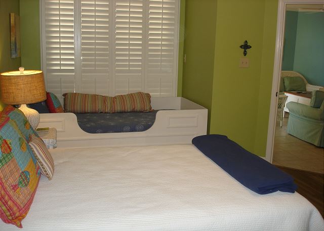 Day bed in guest room