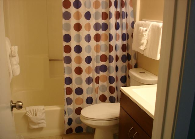 Guest room adjoining bath