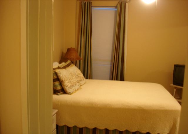 Guest queen bedroom