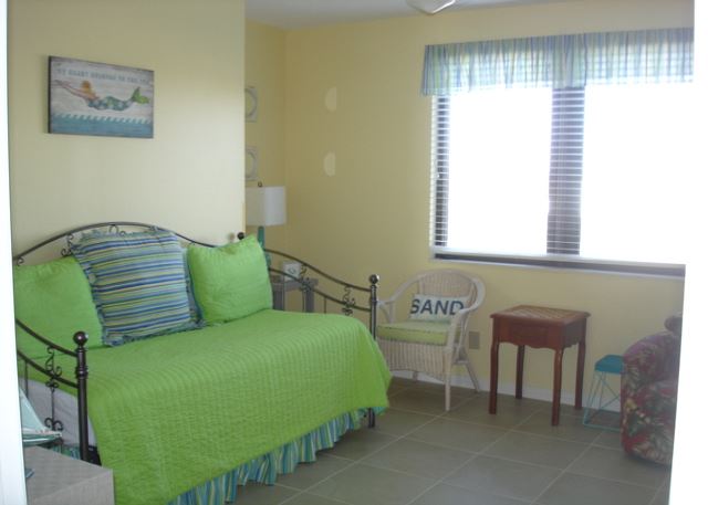 Guest trundle bed