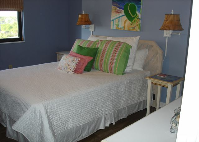 Guest queen bed
