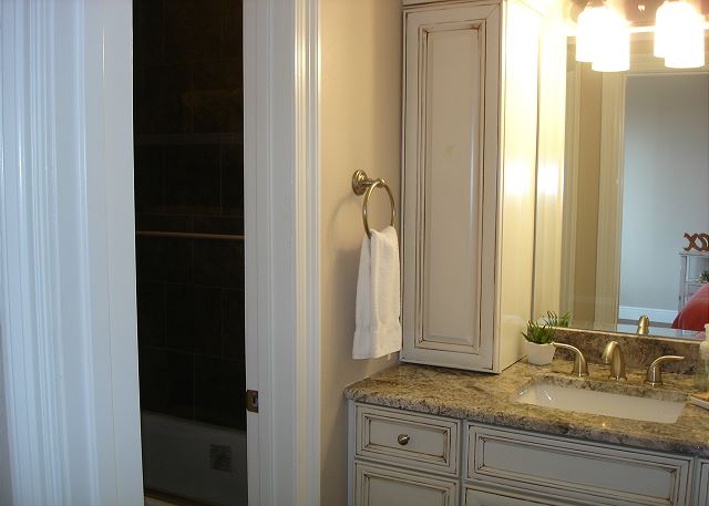 Adjoining bathroom to both guest rooms