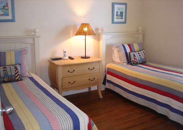 Twin guest room