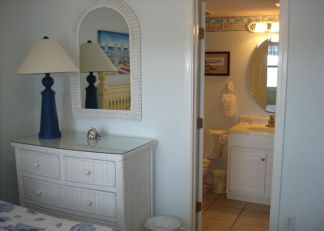 Adjoining guest bathroom