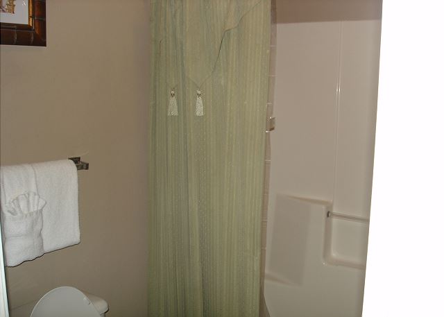Full bath w/tub & shower