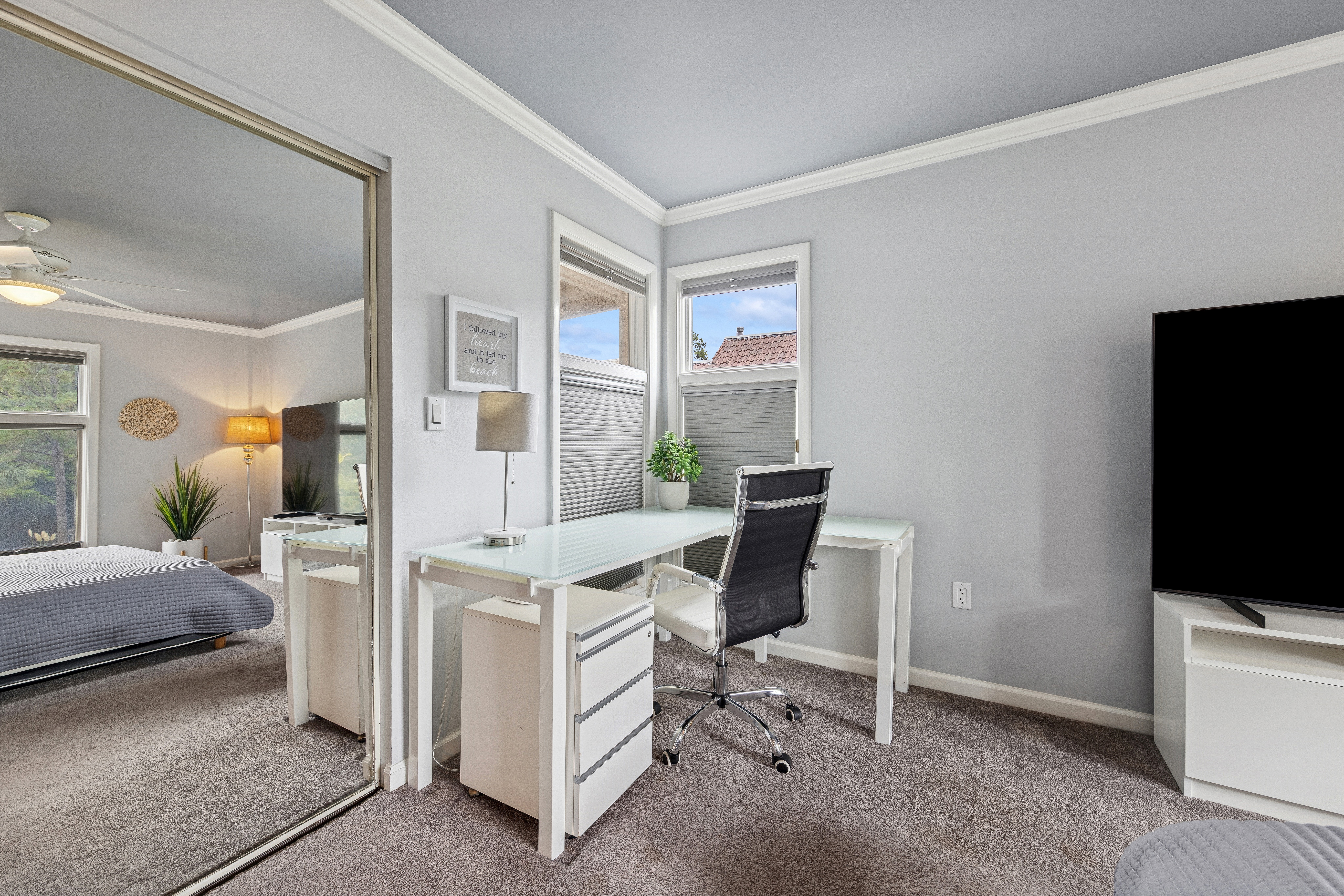 A Desk for Quick Office Work While on Vacation