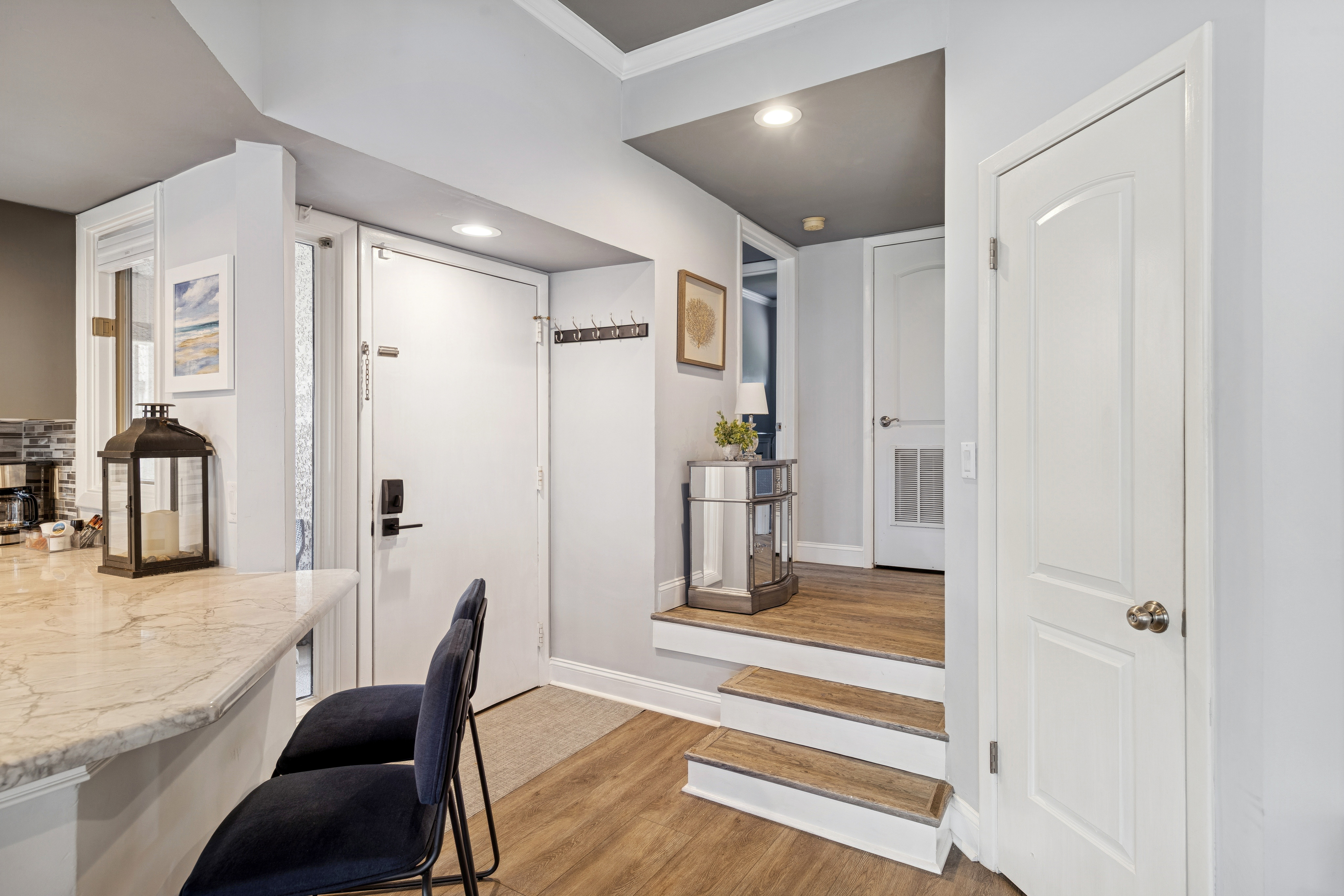 Kitchen Bar to Connect Entryway with Gorgeous Kitchen