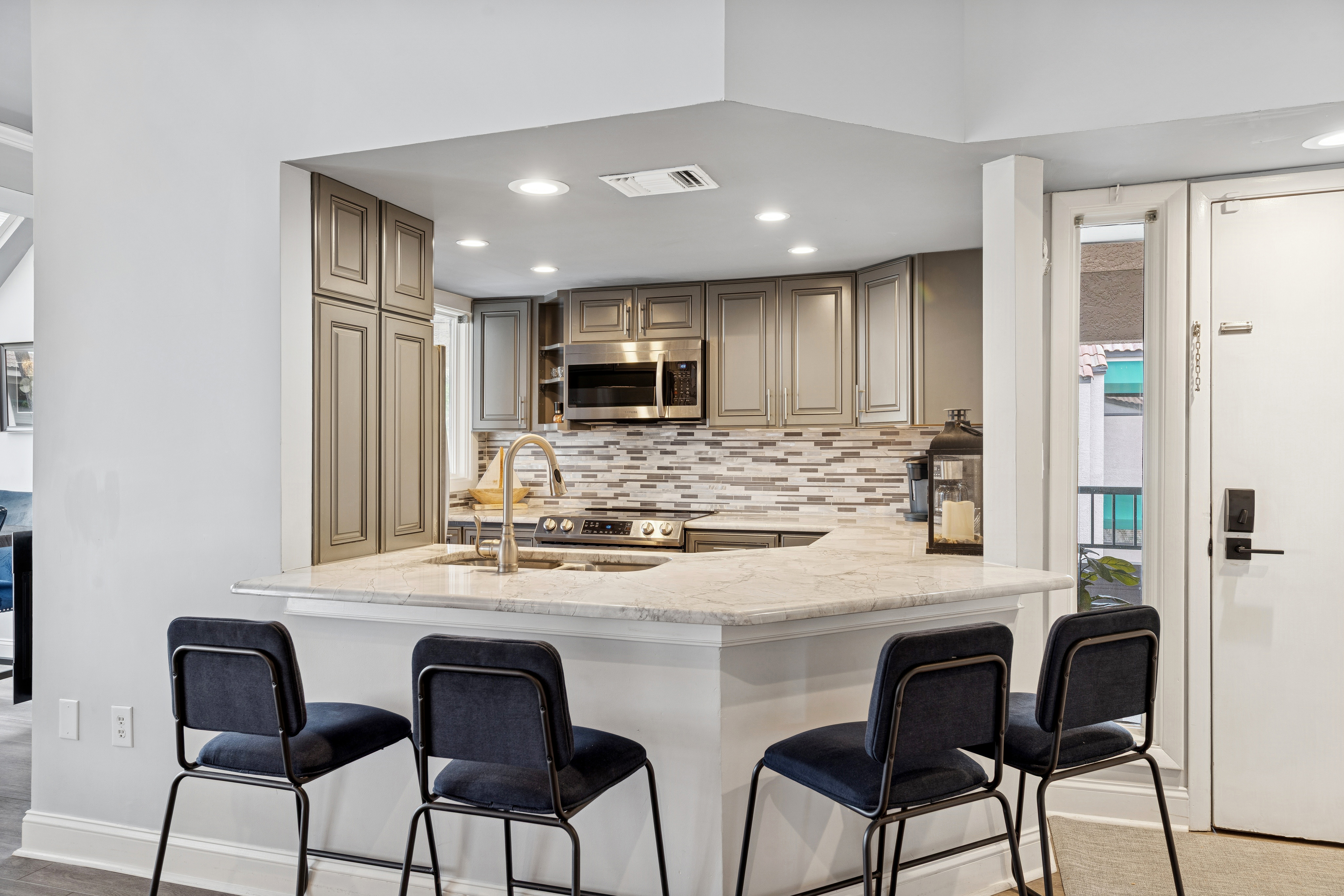 Modern & Bright Chef\'s Kitchen