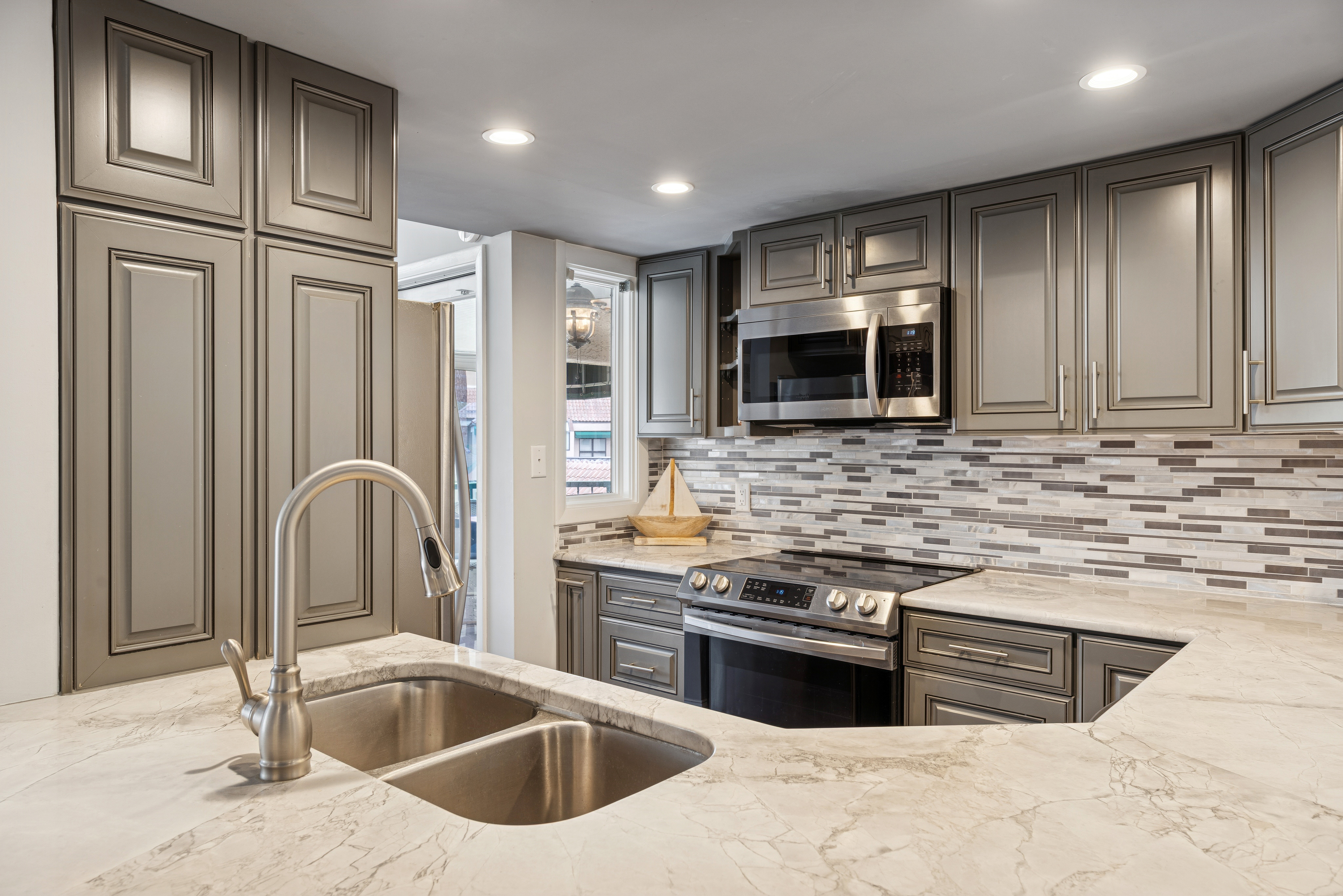 Modern Stainless Steel Appliances for Most Convenient Vacationin