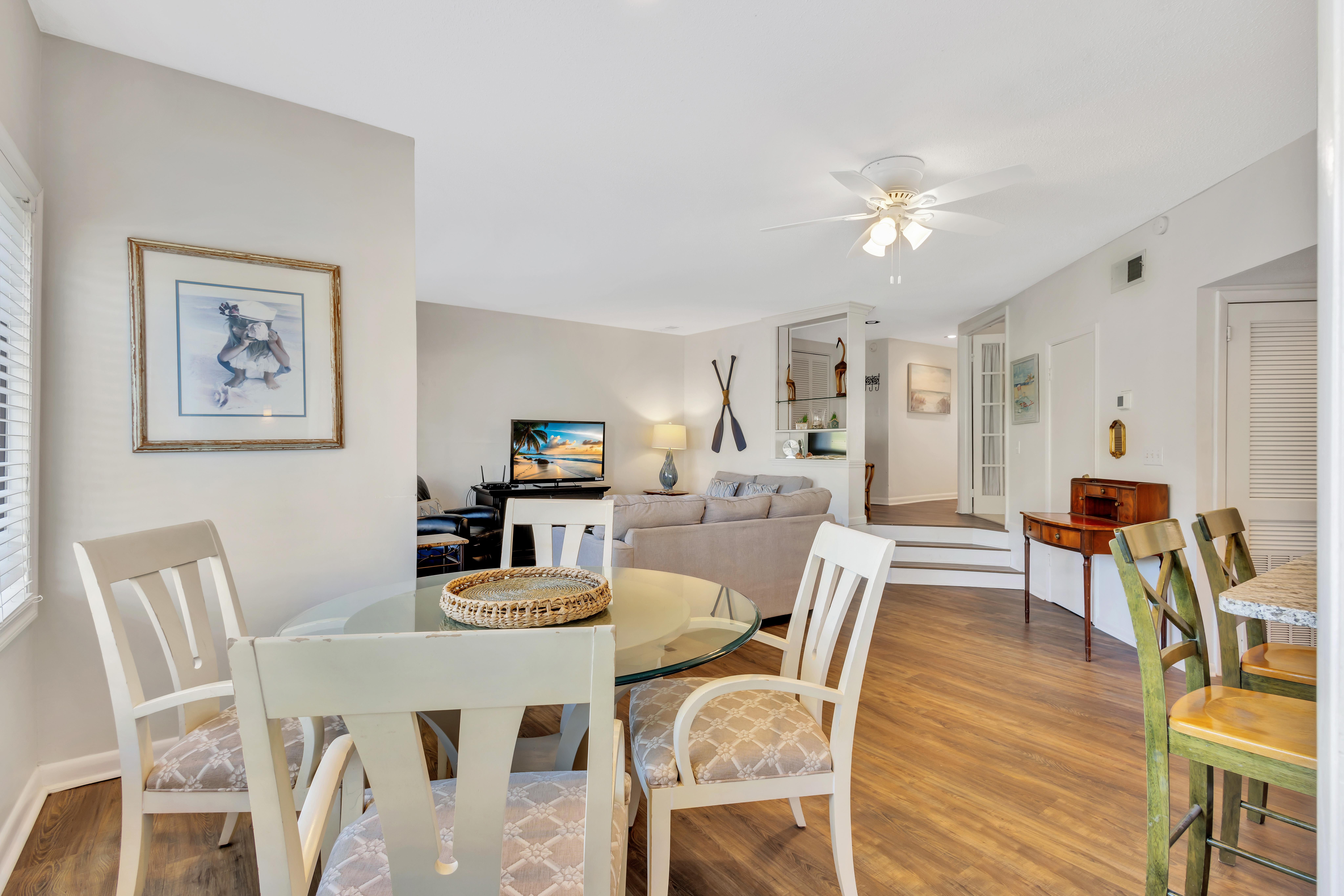 Beach Vibe Warm Dining Area 